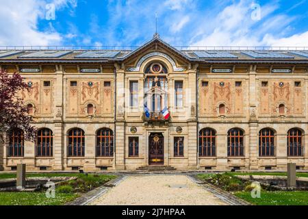 Klassische Fassade des Musée National Adrien Dubouche Keramik- und Töpfermuseum in Limoges, Haute-Vienne (87), Frankreich. Stockfoto