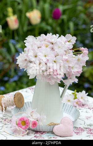 Blumenstrauß von Krabbenapfelblüten in Vintage Vase im Frühlingsgarten Stockfoto