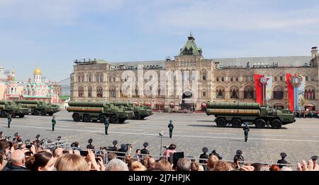 Moskau, Russland, 2022. Mai: S-400-Raketen mit langer und mittlerer Reichweite passieren den Roten Platz bei der Generalprobe der Militärparade. Stockfoto