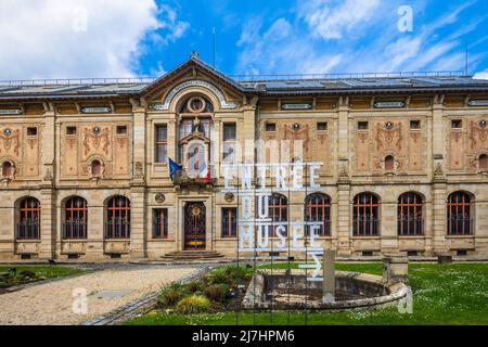 Klassische Fassade des Musée National Adrien Dubouche Keramik- und Töpfermuseum in Limoges, Haute-Vienne (87), Frankreich. Stockfoto