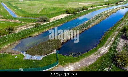 Nahaufnahme eines Teils des Roaring Rutter Dyke im Lydden Valley, mit Blick auf die Hacklinge Pumpstation Stockfoto