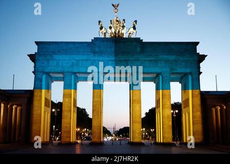 Berlin, Deutschland. 09.. Mai 2022. Das Brandenburger Tor wird anlässlich des Europatages mit den ukrainischen Nationalfarben beleuchtet. Quelle: Carsten Koall/dpa/Alamy Live News Stockfoto