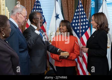 Washington, US, 09/05/2022, die Vizepräsidentin der Vereinigten Staaten, Kamala Harris, nimmt an der Vereidigung von N. Nickolas Perry als außerordentlicher und bevollmächtigter Botschafter der Vereinigten Staaten von Amerika in Jamaika Teil, im Zeremonialbüro des Vizepräsidenten im Eisenhower Executive Office Building in Washington, DC; 9. Mai 2022. Der Mehrheitsführer des Senats der Vereinigten Staaten, Chuck Schumer (Demokrat von New York), wacht auf der linken Seite. Foto von Chris Kleponis/ABACAPRESS.COM Stockfoto