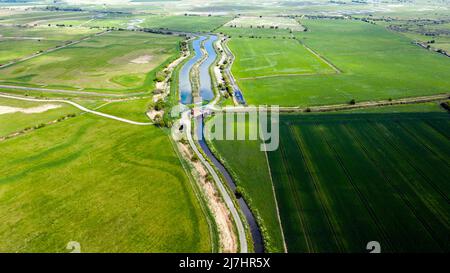 Luftaufnahme des Roaring Rutter Dyke, im Lydden Valley, mit Blick auf die Hacklinge Pumpstation Stockfoto