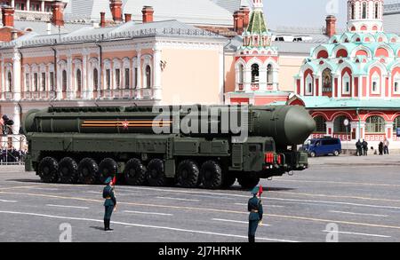 Moskau, Russland, 2022. Mai: Strategische Raketensysteme brüllten am Roten Platz vorbei. Die Hauptprobe der Militärparade. Stockfoto
