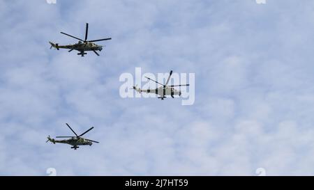 Moskau, Russland, 2022. Mai: Der Flug von drei Mi-24-Militärhubschraubern in den Himmel. Die Hauptprobe der Militärparade. Stockfoto