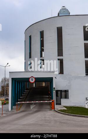 Moskau, Russland - 01. Mai 2022: Eingang zum Parkhaus auf mehreren Ebenen. Hochwertige Fotos Stockfoto