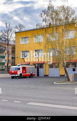 Moskau, Russland - 01. Mai 2022: Feuerwehrauto in der Nähe der Feuerwehr. Hochwertige Fotos Stockfoto