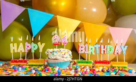 Cupcake mit Geburtstagskerze, bunte Geburtstagsgrußkarte, Cupcake mit Kerzen und Ornamenten und Dekorationen Stockfoto