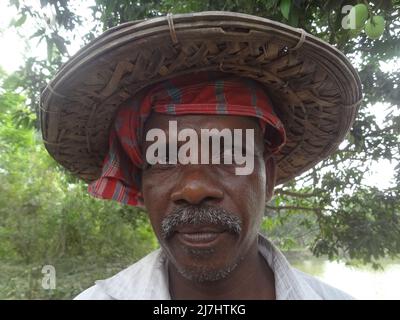 Naogaon, Bangladesch. 10.. Mai 2022. Saisonale Wanderarbeiter posiert für ein Foto während der Erntezeit in der Nähe von Gogonpur Dorf im Naogaon Bezirk. (Bild: © MD Mehedi Hasan/ZUMA Press Wire) Stockfoto