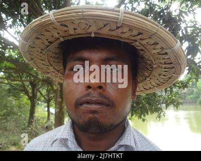 Naogaon, Bangladesch. 10.. Mai 2022. Saisonale Wanderarbeiter posiert für ein Foto während der Erntezeit in der Nähe von Gogonpur Dorf im Naogaon Bezirk. (Bild: © MD Mehedi Hasan/ZUMA Press Wire) Stockfoto