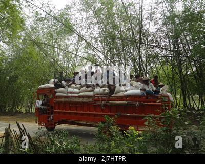 Naogaon, Bangladesch. 10.. Mai 2022. Saisonale Wanderarbeiter kehren während der Erntezeit nach der Arbeit in der Nähe des Dorfes Gogonpur im Naogaon-Bezirk nach Hause zurück. (Bild: © MD Mehedi Hasan/ZUMA Press Wire) Stockfoto