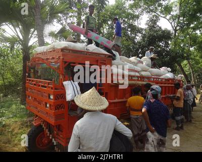 Naogaon, Bangladesch. 10.. Mai 2022. Saisonale Wanderarbeiter bereiten sich auf die Rückkehr nach der Arbeit während der Erntezeit in der Nähe des Dorfes Gogonpur im Bezirk Naogaon vor. (Bild: © MD Mehedi Hasan/ZUMA Press Wire) Stockfoto