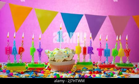 Geburtstagskarte mit einer Nummer mit einer Nummer. Alles gute zum Geburtstag schöne rosa Hintergrund. Kerzen brennen mit einem festlichen Sahnetorte. Stockfoto
