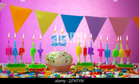 Geburtstagskarte mit einer Nummer mit einer Nummer. Alles gute zum Geburtstag schöne rosa Hintergrund. Kerzen brennen mit einem festlichen Sahnetorte. Stockfoto