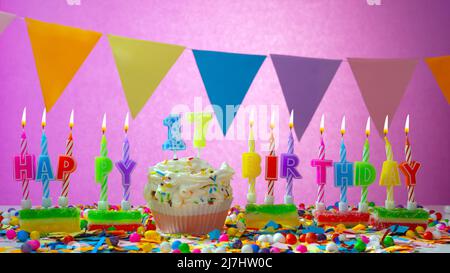 Geburtstagskarte mit einer Nummer mit einer Nummer. Alles gute zum Geburtstag schöne rosa Hintergrund. Kerzen brennen mit einem festlichen Sahnetorte. Stockfoto
