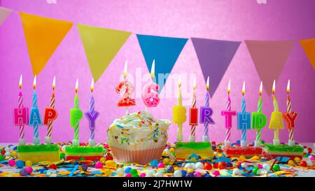 Geburtstagskarte mit einer Nummer mit einer Nummer. Alles gute zum Geburtstag schöne rosa Hintergrund. Kerzen brennen mit einem festlichen Sahnetorte. Stockfoto