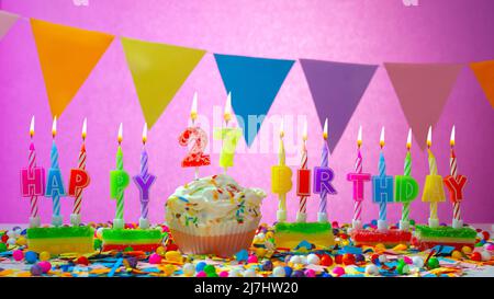 Geburtstagskarte mit einer Nummer mit einer Nummer. Alles gute zum Geburtstag schöne rosa Hintergrund. Kerzen brennen mit einem festlichen Sahnetorte. Stockfoto