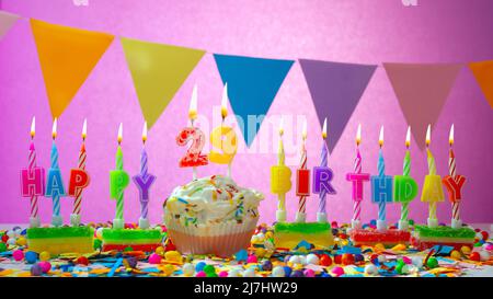 Geburtstagskarte mit einer Nummer mit einer Nummer. Alles gute zum Geburtstag schöne rosa Hintergrund. Kerzen brennen mit einem festlichen Sahnetorte. Stockfoto