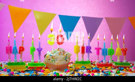 Geburtstagskarte mit einer Nummer mit einer Nummer. Alles gute zum Geburtstag schöne rosa Hintergrund. Kerzen brennen mit einem festlichen Sahnetorte. Stockfoto