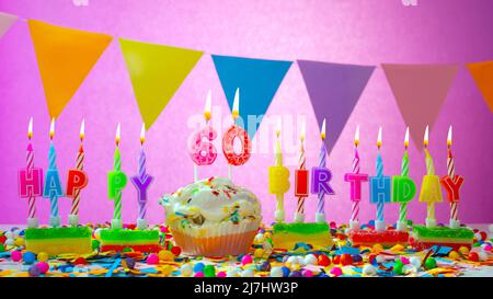 Geburtstagskarte mit einer Nummer mit einer Nummer. Alles gute zum Geburtstag schöne rosa Hintergrund. Kerzen brennen mit einem festlichen Sahnetorte. Stockfoto