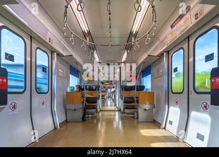 kyushu, japan - dezember 10 2021: Interieur des Pendlerzuges der Kyushu-Eisenbahngesellschaft, der JR Kyushu BEC819-Serie mit Haltegriffen im Kreis Mo Stockfoto