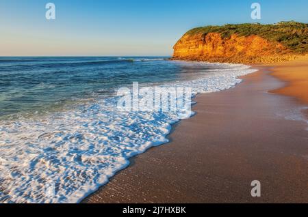 Eintreffende Wellen, die am Bells Beach, Torquay, Great Ocean Road, Victoria, Australien, auf das Ufer plätschern Stockfoto