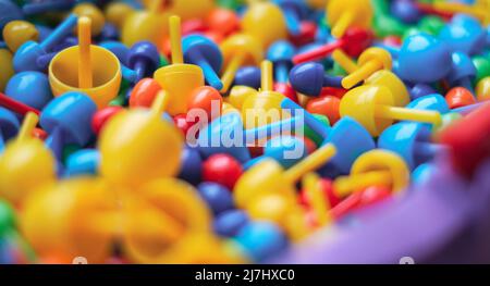 Nahaufnahme, Kinder Farbmosaik für die Erstellung von Bildern. Pädagogisches Spielzeug für Kinder. Stockfoto