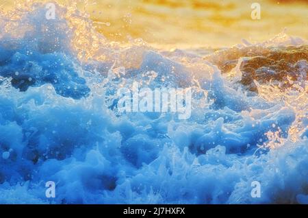 Nahaufnahme von kalten, sprudelnden Wildwasserkanälchen Stockfoto