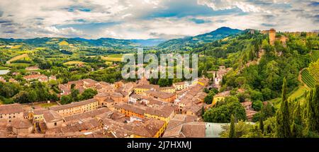 Brisighella, Ravenna, Emilia-Romagna, Italien. Schöne Panorama-Luftaufnahme von der mittelalterlichen Stadt und der Festung von Manfrediana. Stockfoto