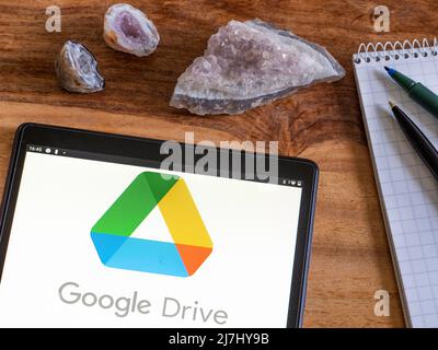 In diesem Foto Illustration Google-Laufwerk-Logo auf einem Tablet zu sehen. Stockfoto