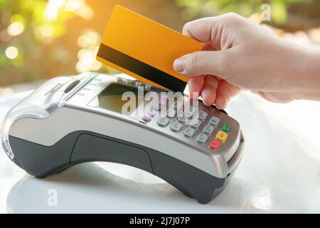 Bezahlung von Dienstleistungen per Kreditkarte am EDC-Automaten oder am Kreditkartenterminal Stockfoto