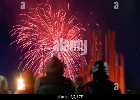 Moskau, Russland. 9.. Mai 2022. Im Rahmen der Feierlichkeiten zum Tag des Sieges in Moskau, Russland, am 9. Mai 2022, wird in der VDNH (Ausstellung der Errungenschaften der Volkswirtschaft) ein Feuerwerk beobachtet. Quelle: Alexander Zemlianichenko Jr/Xinhua/Alamy Live News Stockfoto