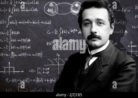 Ein junger Albert Einstein, vor einem Hintergrund voller mathematischer Formeln Stockfoto