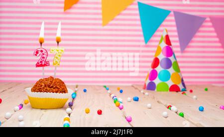 Alles gute zum Geburtstag. Festlicher Hintergrund mit Cupcake. Kopieren Raum Grußkarte für Menschen Stockfoto