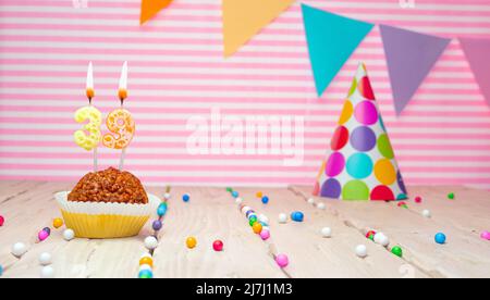 Alles gute zum Geburtstag. Festlicher Hintergrund mit Cupcake. Kopieren Raum Grußkarte für Menschen Stockfoto