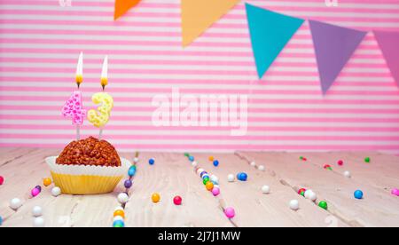 Alles gute zum Geburtstag. Festlicher Hintergrund mit Cupcake. Kopieren Raum Grußkarte für Menschen Stockfoto