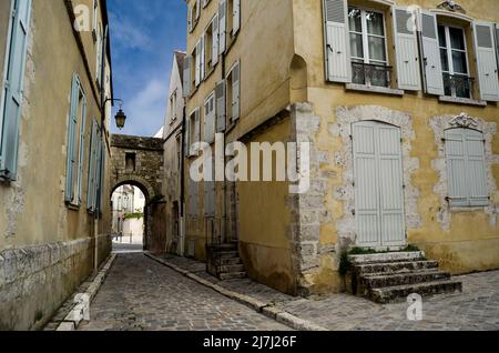 Side Street in Chartres, Frankreich, mit Bogengang, Häusern und Treppen Stockfoto