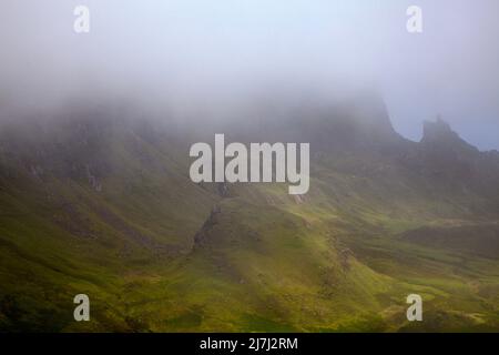 Die Quiraing bedeckt mit Nebel, Isle of Skye, Schottische Highlands, Landschaftsfoto Stockfoto