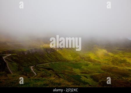 Die Quiraing bedeckt mit Nebel, Isle of Skye, Schottische Highlands, Landschaftsfoto Stockfoto