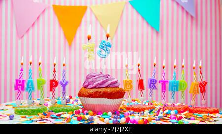 Alles Gute zum Geburtstag. Auf einem rosa Hintergrund ein Happy Birthday Gruß für ein Kind. Cupcakes mit rosa Creme und brennender Kerze. Speicherplatz kopieren. Stockfoto