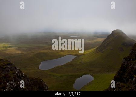 Die Quiraing bedeckt mit Nebel, Isle of Skye, Schottische Highlands, Landschaftsfoto Stockfoto