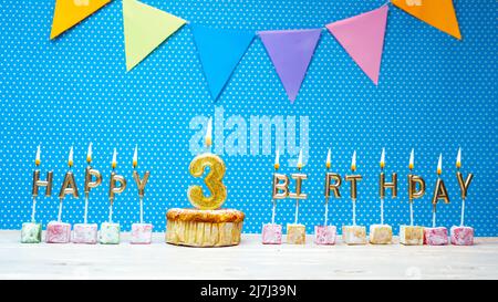 Alles gute zum Geburtstag aus Kerzenbuchstaben auf blauem Hintergrund mit weißem Tupfen-Kopierraum. Alles gute zum Geburtstag Cupcake mit brennender goldener Kerze Stockfoto