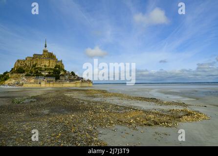 Mont-Saint-Michel in Frankreich, mit historischen Gebäuden, Mauern und einer Kirche, die auf einer Gezeiteninsel erbaut wurde. In Abby ragen 262 Meter hoch aufgeschladete Gebäude. Stockfoto