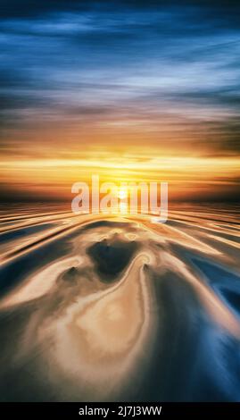 Highlights der aufgehenden oder untergehenden Sonne und Sturmwolken spiegeln sich auf dem Wasser Stockfoto