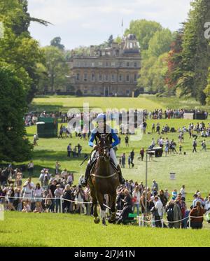 Badminton Horse Trials - Cross Country Test - Badminton, Großbritannien. 07.. Mai 2022. Arthur Chabert reitet auf den Goldsmiths Imber galoppiert mit Badminton House im Hintergrund während des Cross Country Tests bei den Badminton Horse Trials. Bildnachweis: Kredit: Mark Pain/Alamy Live Nachrichten Stockfoto