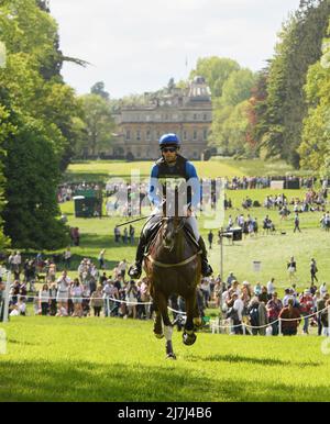 Badminton Horse Trials - Cross Country Test - Badminton, Großbritannien. 07.. Mai 2022. Arthur Chabert reitet auf den Goldsmiths Imber galoppiert mit Badminton House im Hintergrund während des Cross Country Tests bei den Badminton Horse Trials. Bildnachweis: Kredit: Mark Pain/Alamy Live Nachrichten Stockfoto