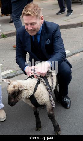 Sir Kenneth Branagh, der auf Leads SCHAFE läuft, nachdem er die Freiheit der Stadt in Stratford-upon-Avon erhalten hatte Stockfoto