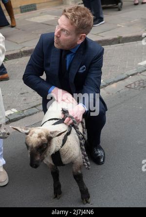 Sir Kenneth Branagh, der auf Leads SCHAFE läuft, nachdem er die Freiheit der Stadt in Stratford-upon-Avon erhalten hatte Stockfoto