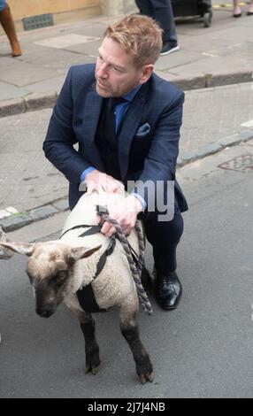 Sir Kenneth Branagh, der auf Leads SCHAFE läuft, nachdem er die Freiheit der Stadt in Stratford-upon-Avon erhalten hatte Stockfoto